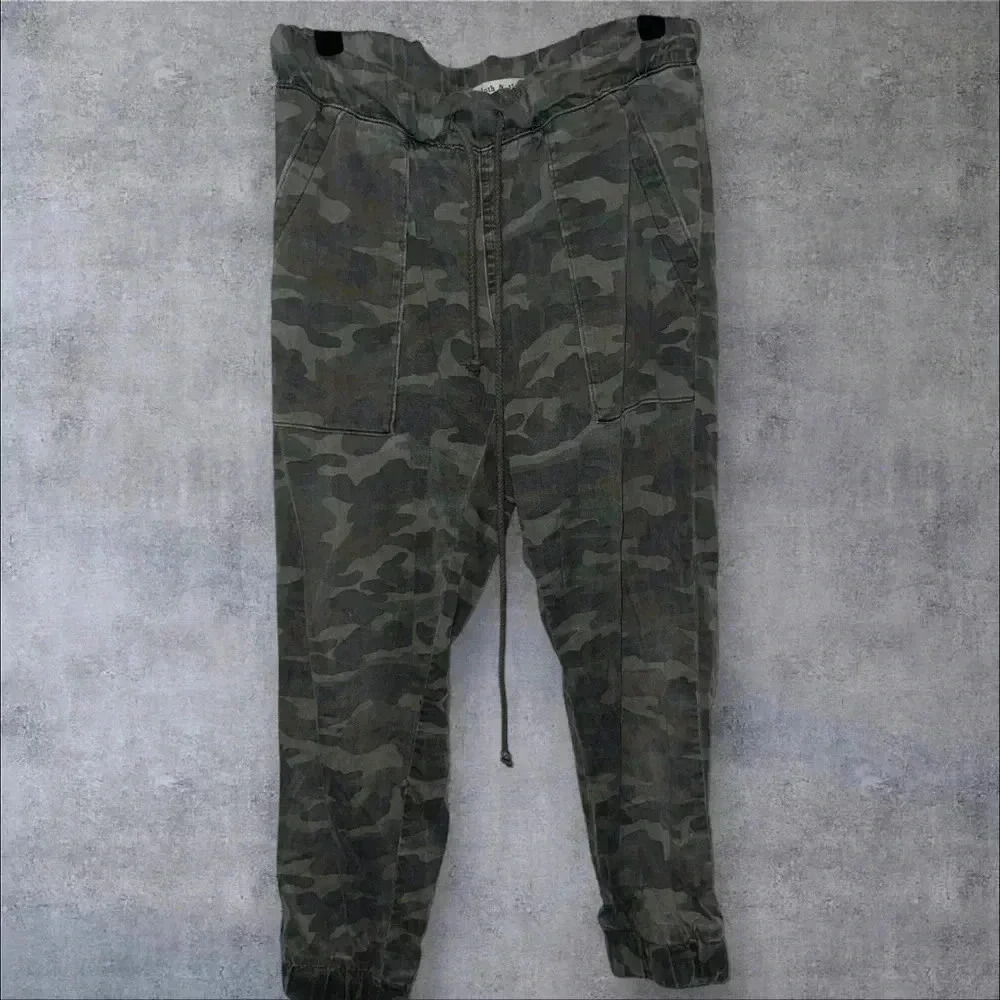 Cloth & stone Anthropologie camo cuffed‎ pants size small